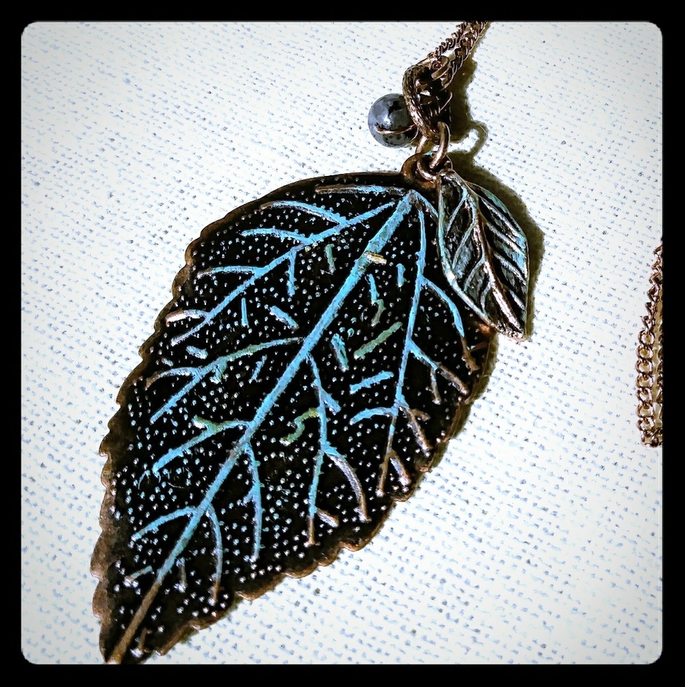Double leaf blue accent necklace with gemstone